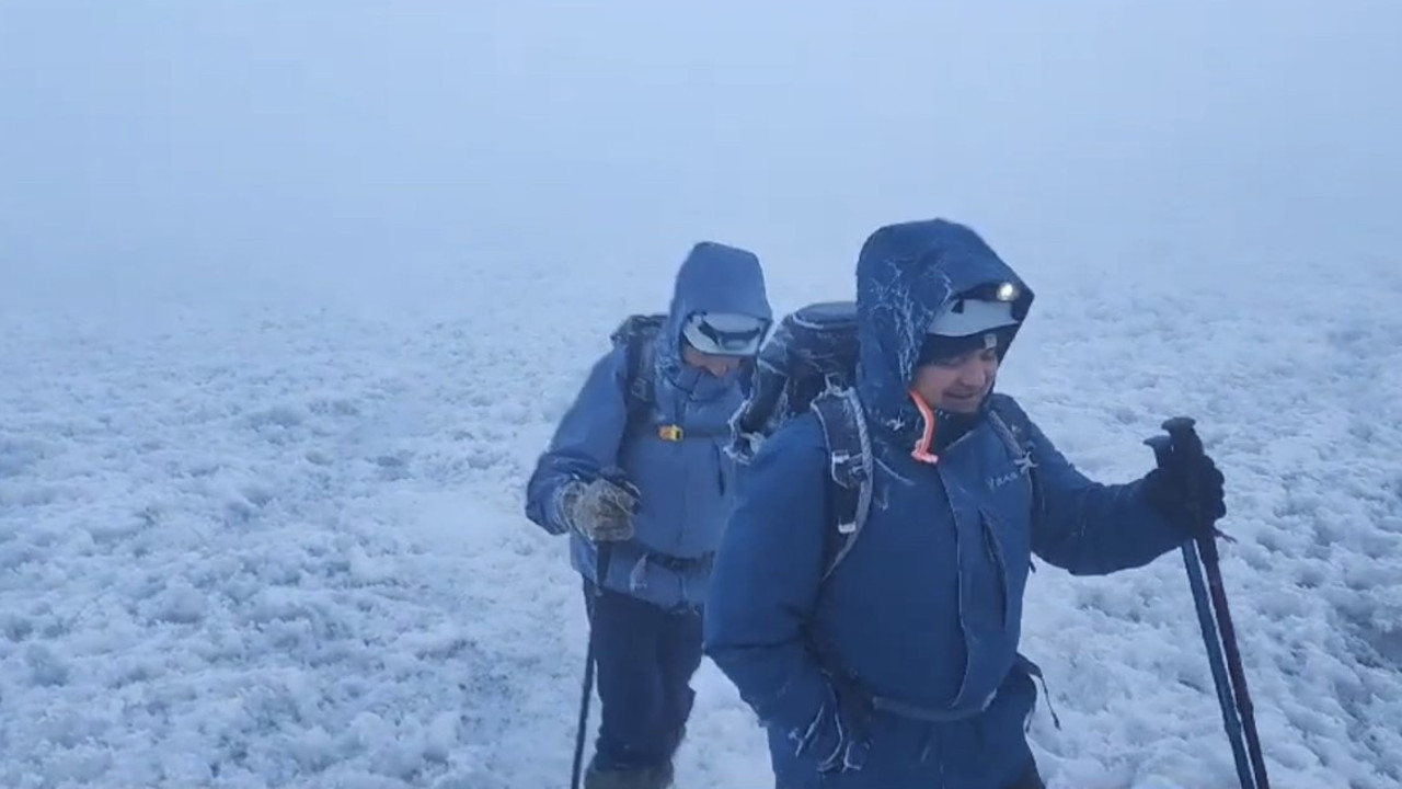 Ağrı Dağı'na tırmanmalarına sis ve fırtına engel olamadı