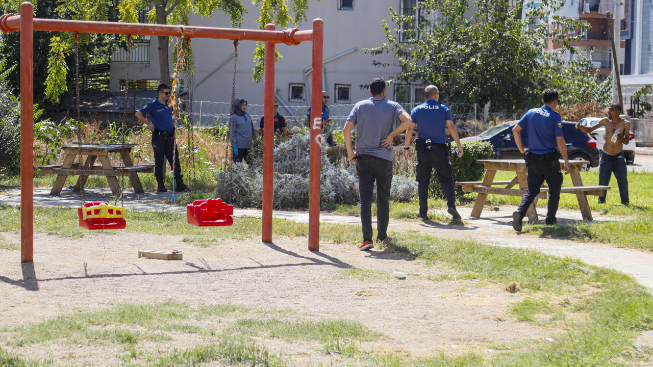 Parkta temizlik görevlisi 'Git buradan' deyince kendini salıncağa bağladı