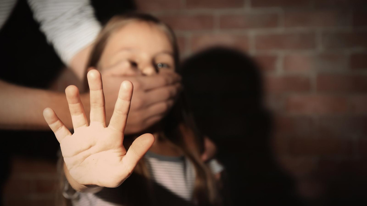 Cinsel istismarla suçlanan öğretmene başka okulda görev. Veliler isyanda: Çocuğum okula giderken titriyor