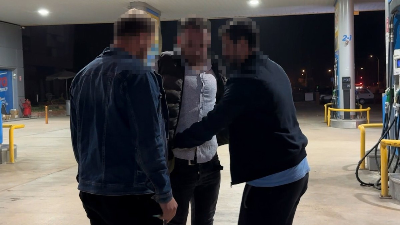 Yakalanacağını anlayınca uyuşturucuyu klozete attı