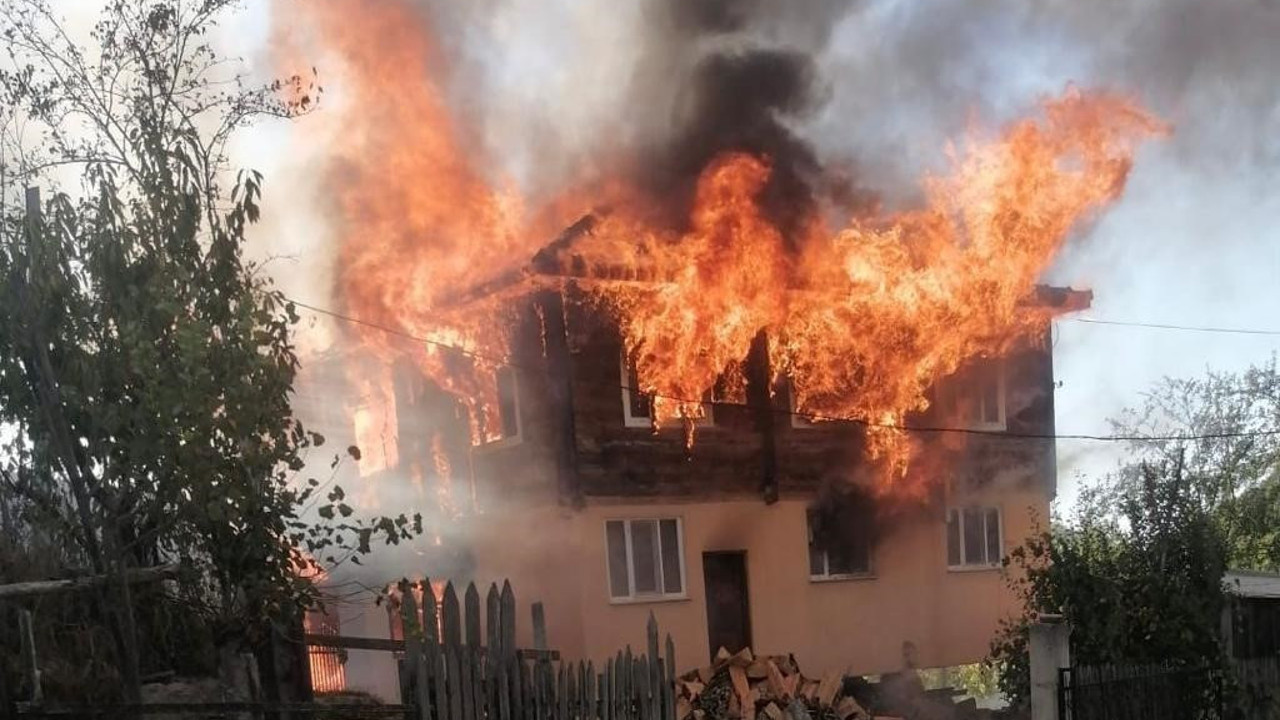 2 katlı ev alev topuna döndü