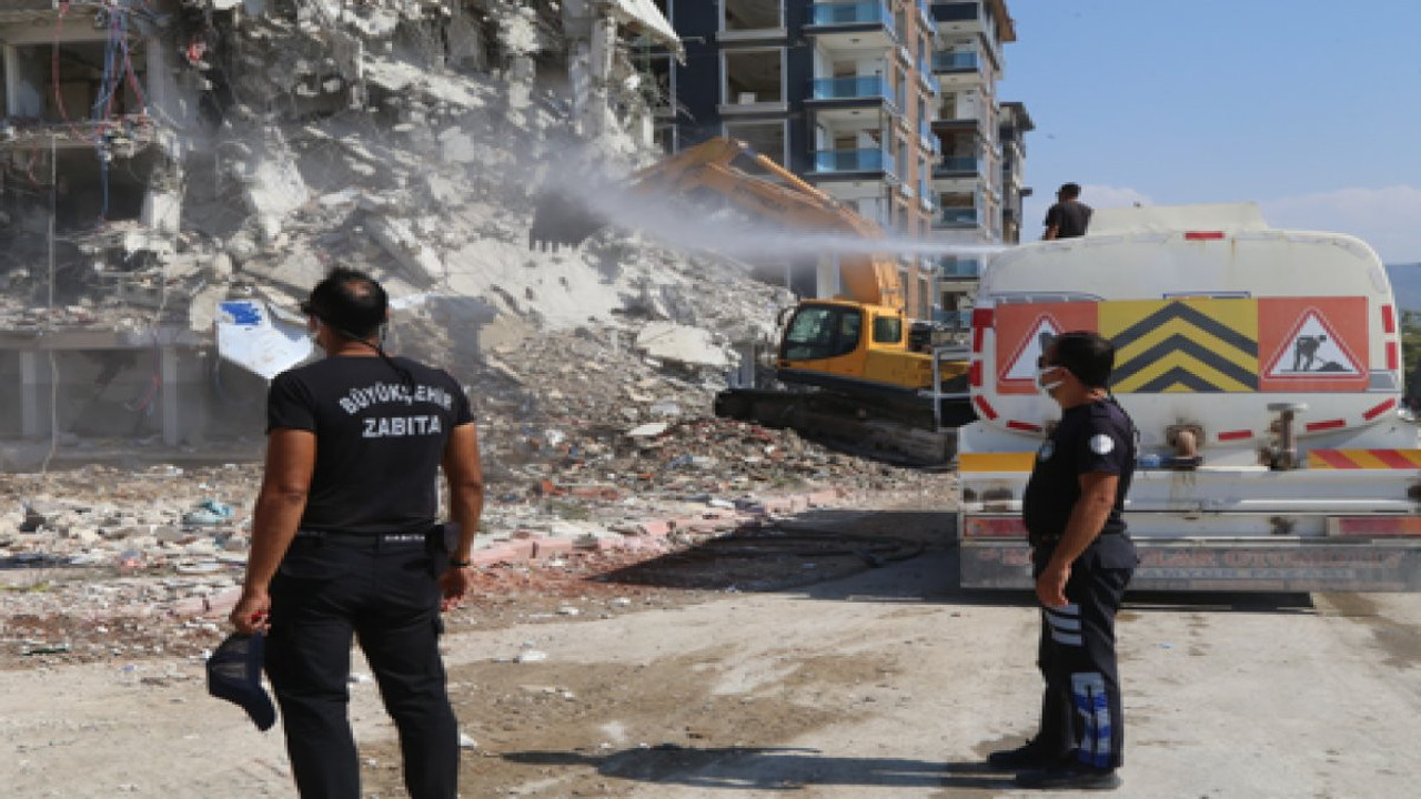 Hatay'da ağır hasarlı 4 katlı bina kontrollü bir şekilde yıkıldı
