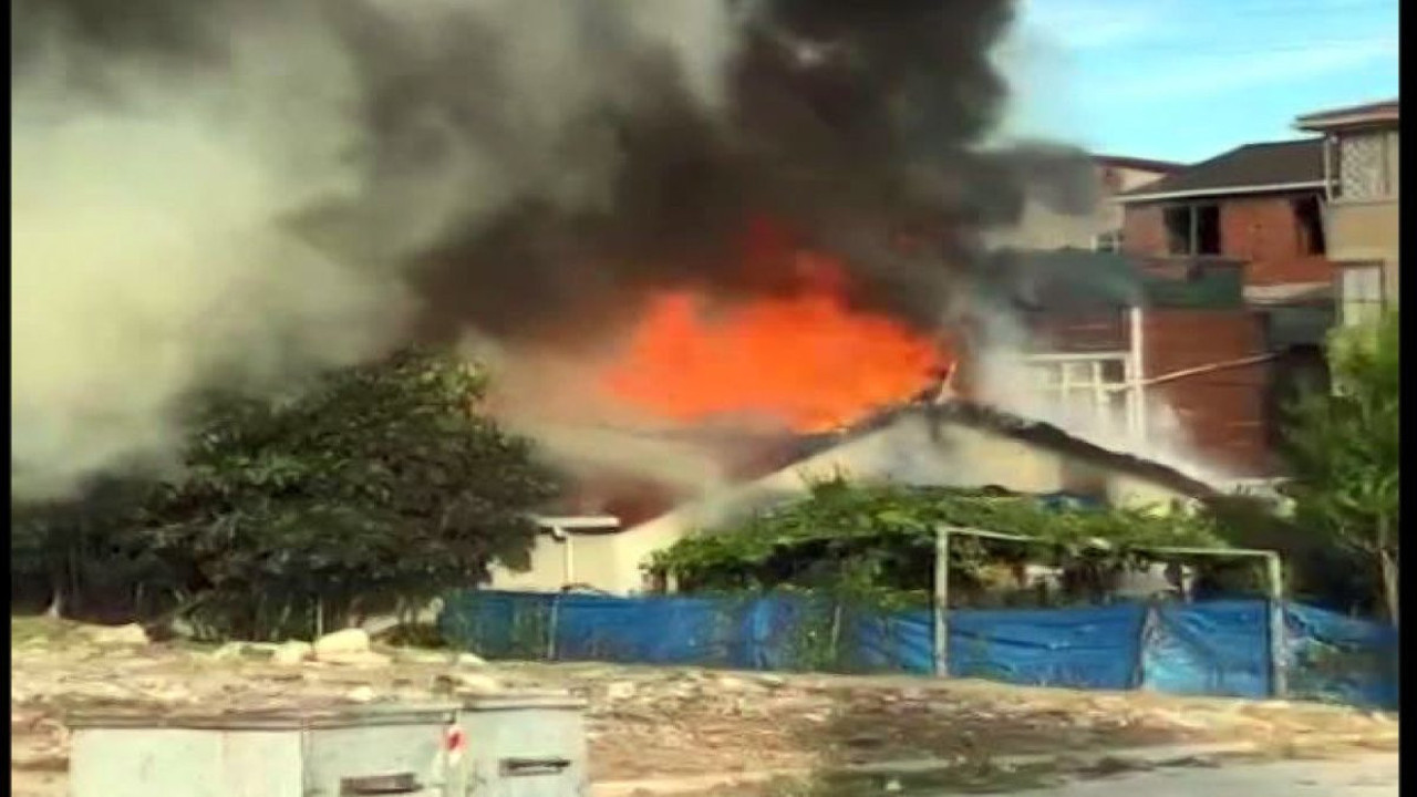 Avcılar'da gecekondu alev alev yandı