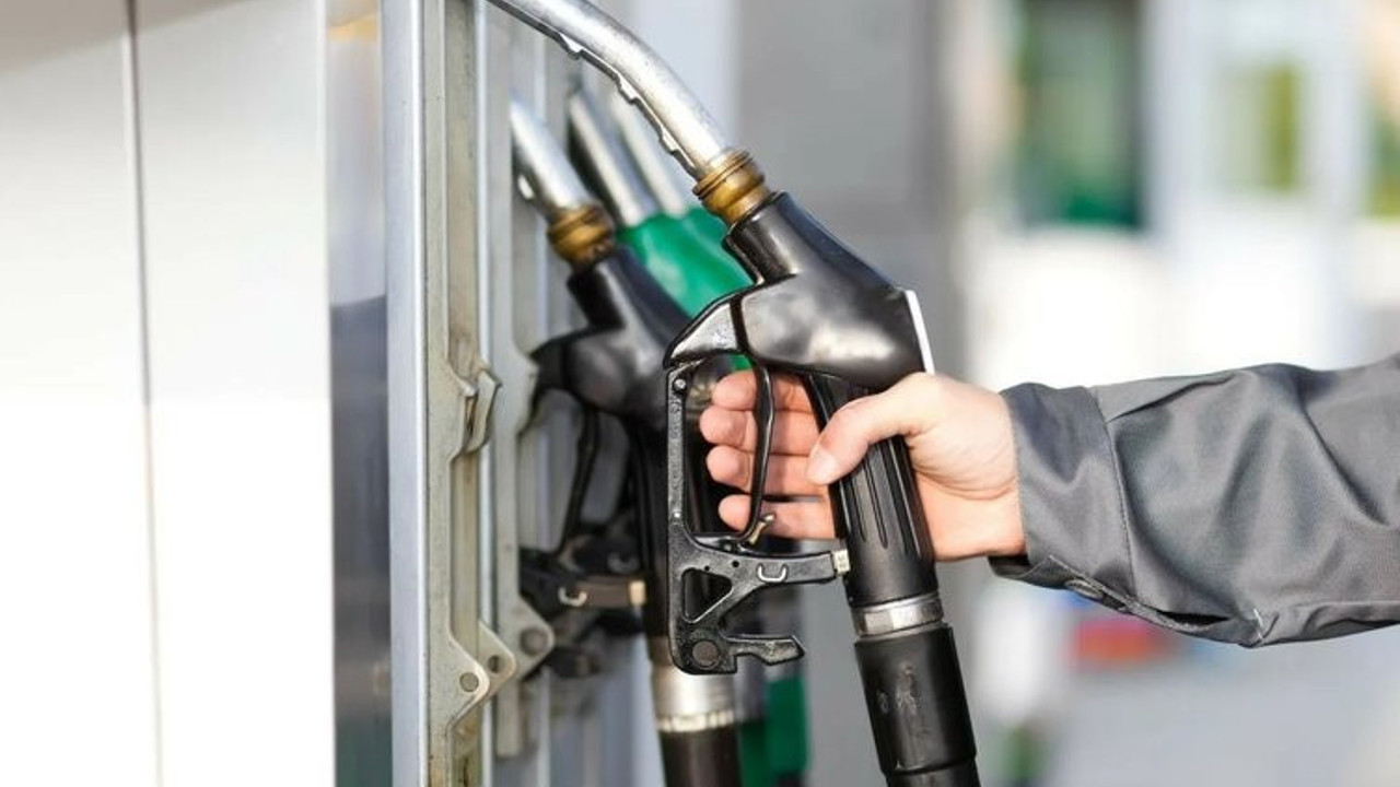 Akaryakıt fiyatlarına dev zam kapıya dayandı. Bu karar araç sattırır