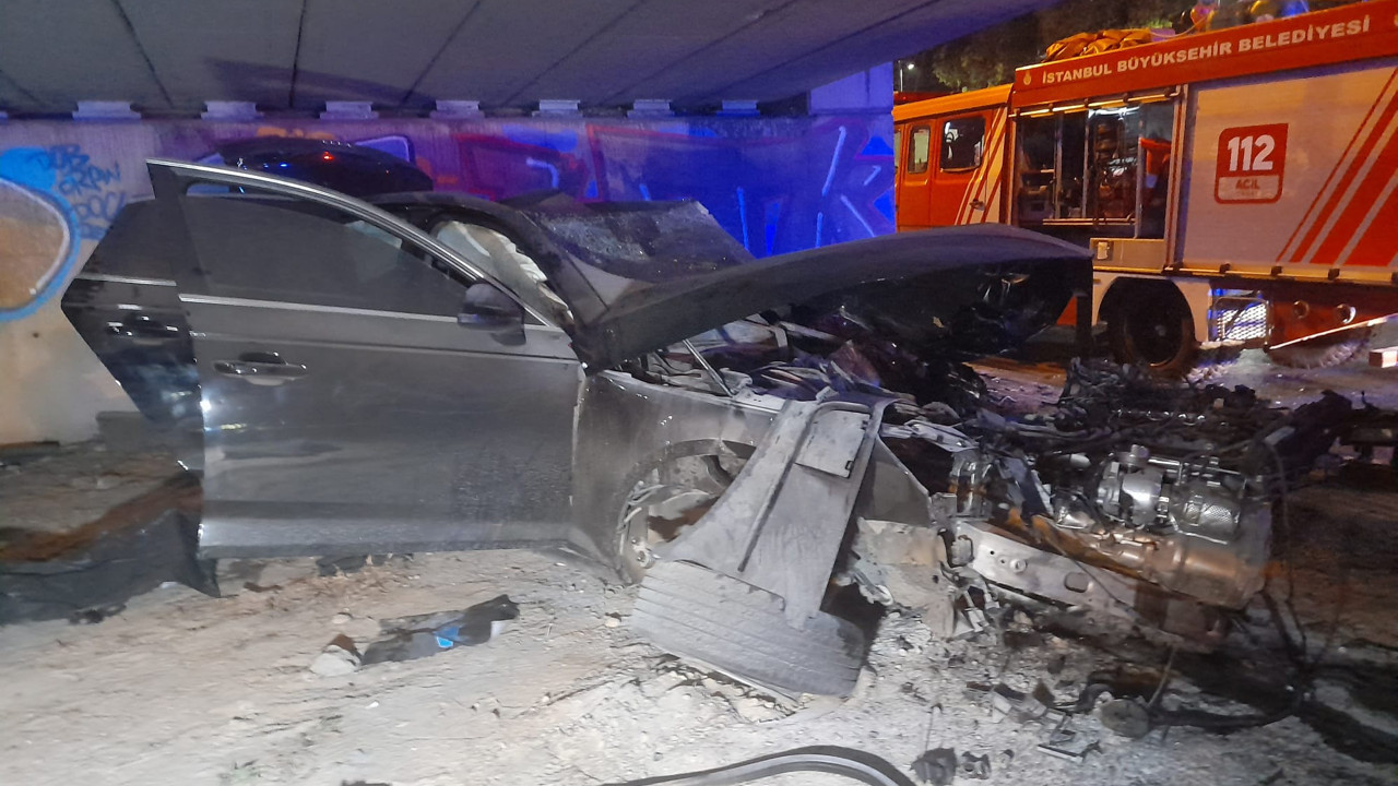 İstanbul’da tümsekten seken araç 4 kişiye mezar oldu. Hurdaya dönen araçtan 2 tabanca çıktı