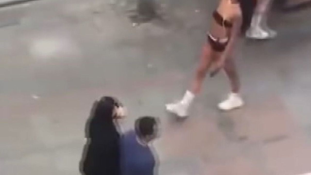 İp bikiniyle Kadıköy'de dolaşan mankene hakim ahlak ve toplum değerleriyle ilgili kitap okuma cezası verdi