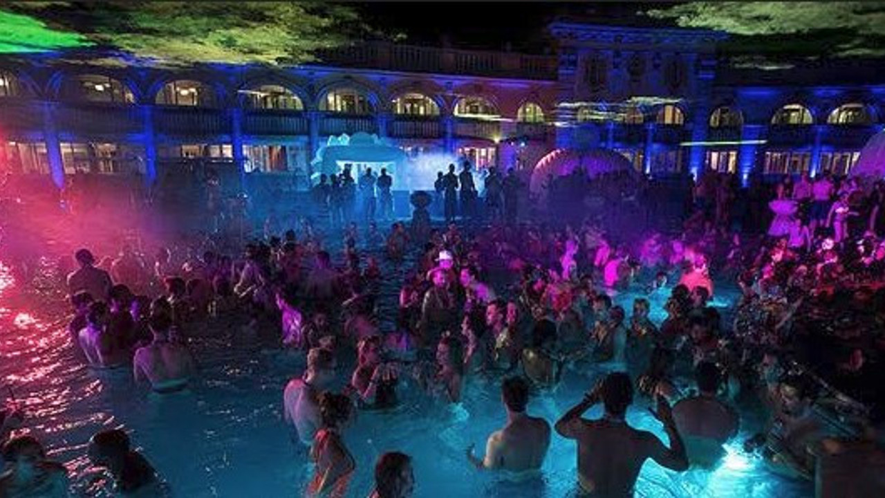 11 bin polis ve jandarma cezaevini bastı. 5 yıldızlı tatil köyleri gölgesinde kaldı