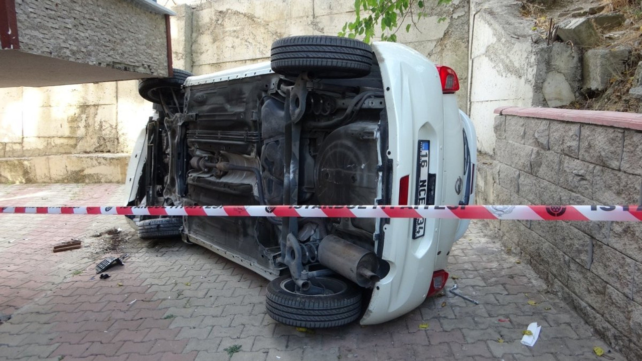 Otomobil apartman boşluğuna düştü. O anlar kameralara yansıdı