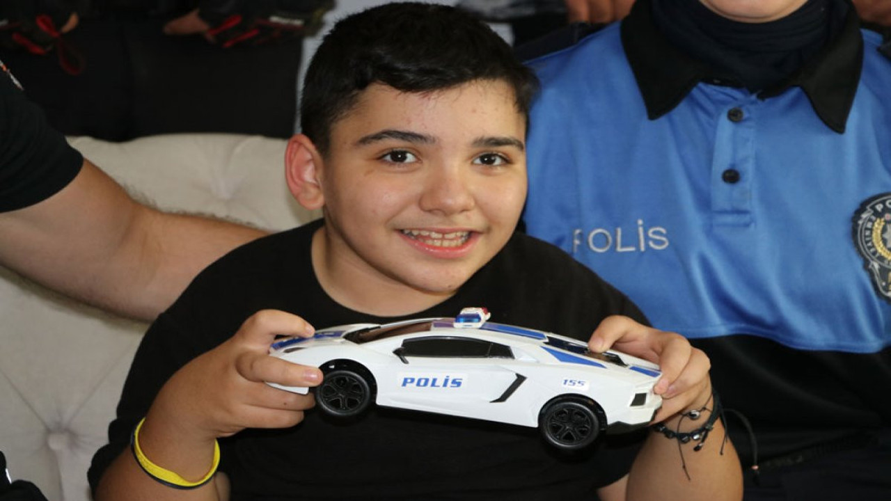 Amasya'da polisten bedensel engelli çocuğa doğum günü sürprizi