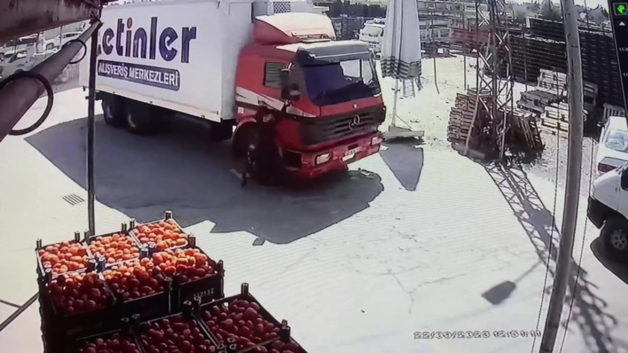 Kamyona binmek isterken canından oldu. Halde korkunç kaza kamerada