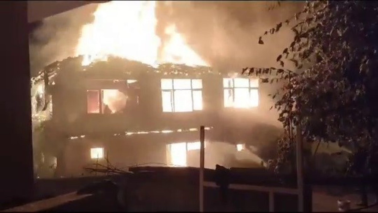 Köylüyü sokağa döken ahşap bina yangını