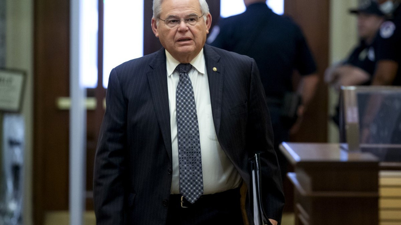 ABD'de rüşvetle suçlanan Türkiye karşıtı Menendez Senato'daki görevinden ayrıldı