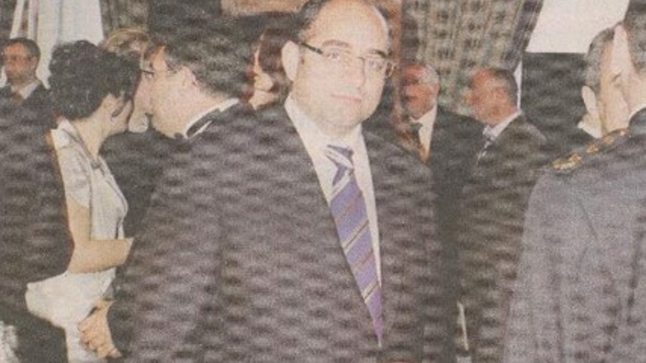 Gazetecilere Araplara "Tek milletiz" mesajı verdiren Gerçek Hayat dergisi FETÖ'cü Zekeriya Öz'ü öve öve bitirememiş