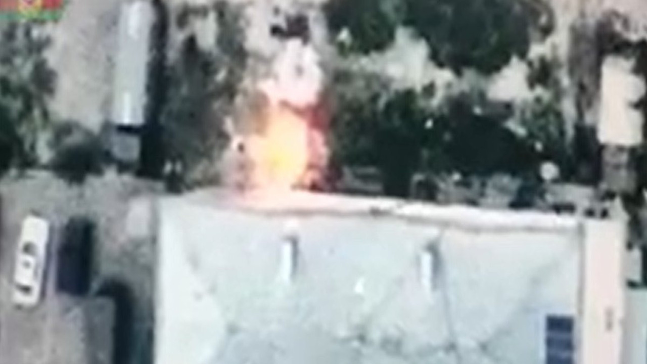 Karabağ’da Ermeniler toplu halde evleri yakıyorlar