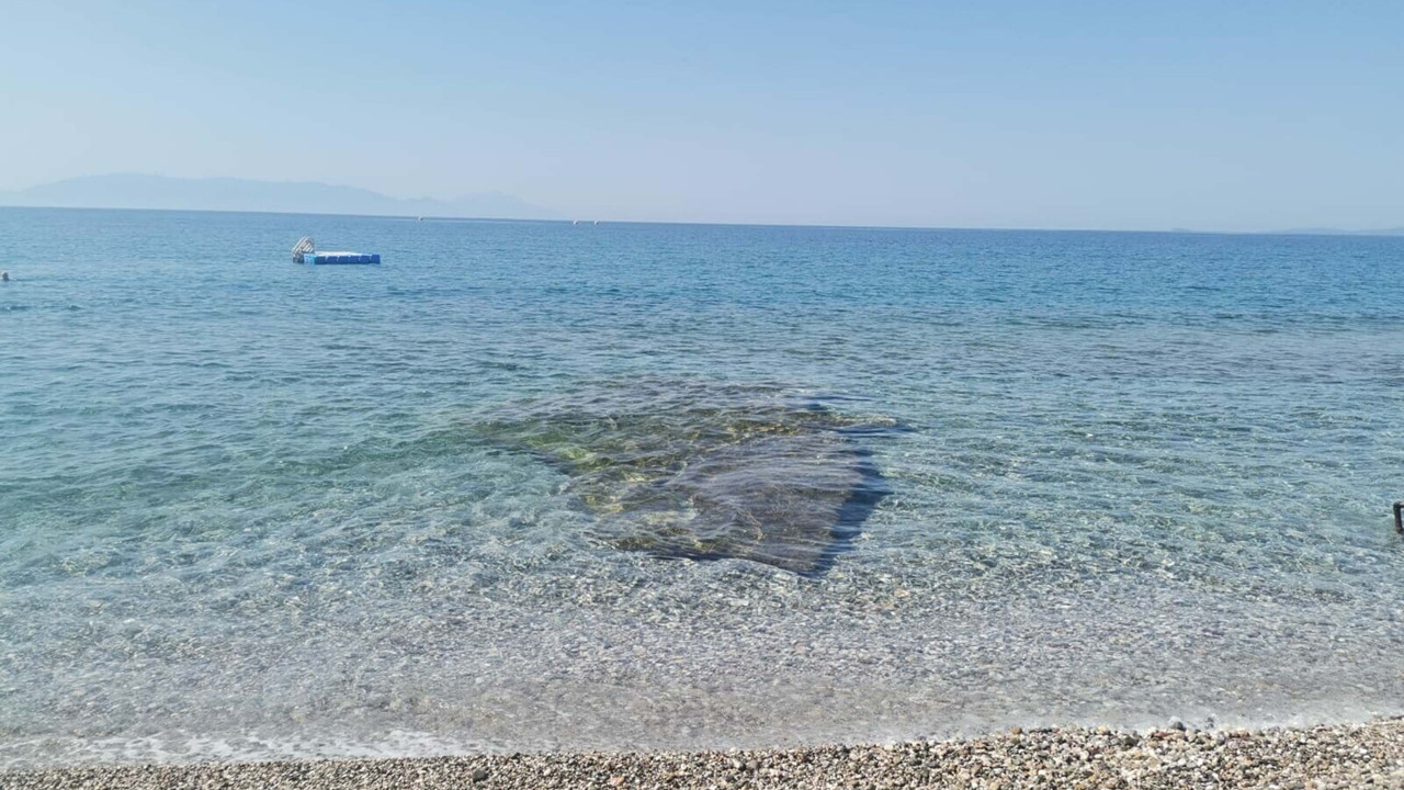 İzmir'de denizde kaya parçası tehlikesi