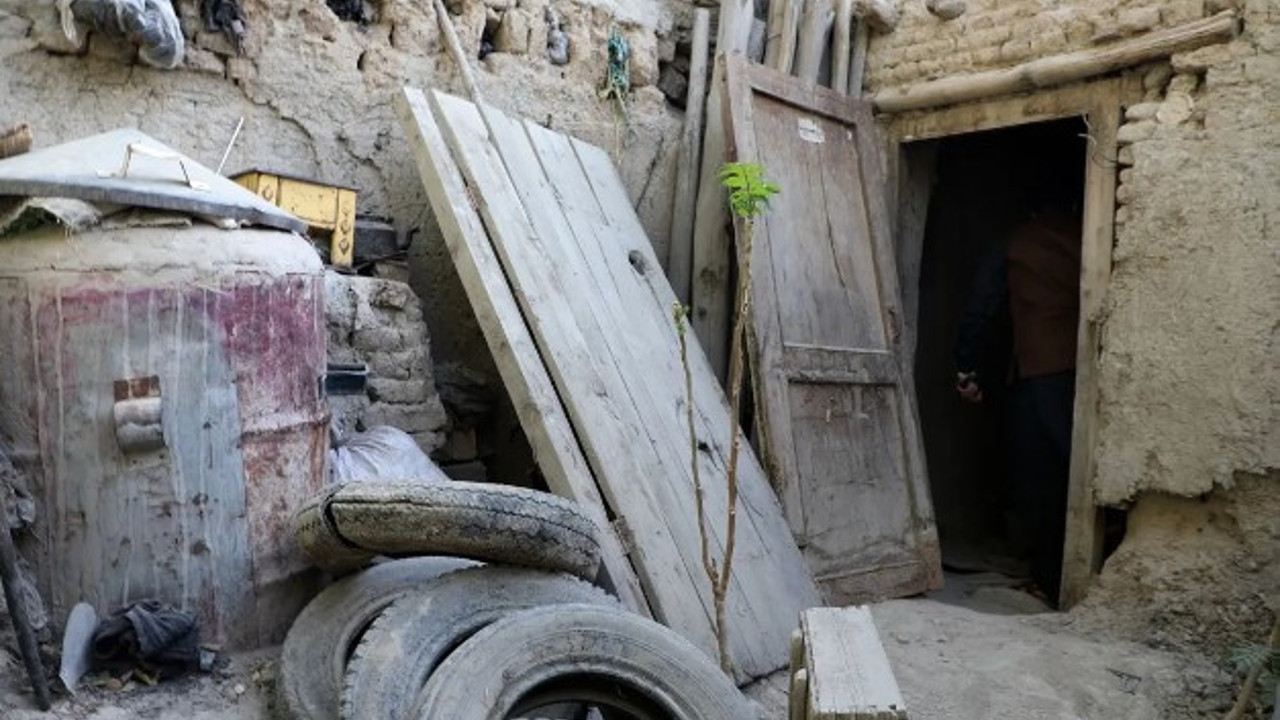 25 yıl boyunca 10 metrekarelik harabede hapis hayatı yaşadı. Herkes onu deli sanarken perde arkasından işkence çıktı