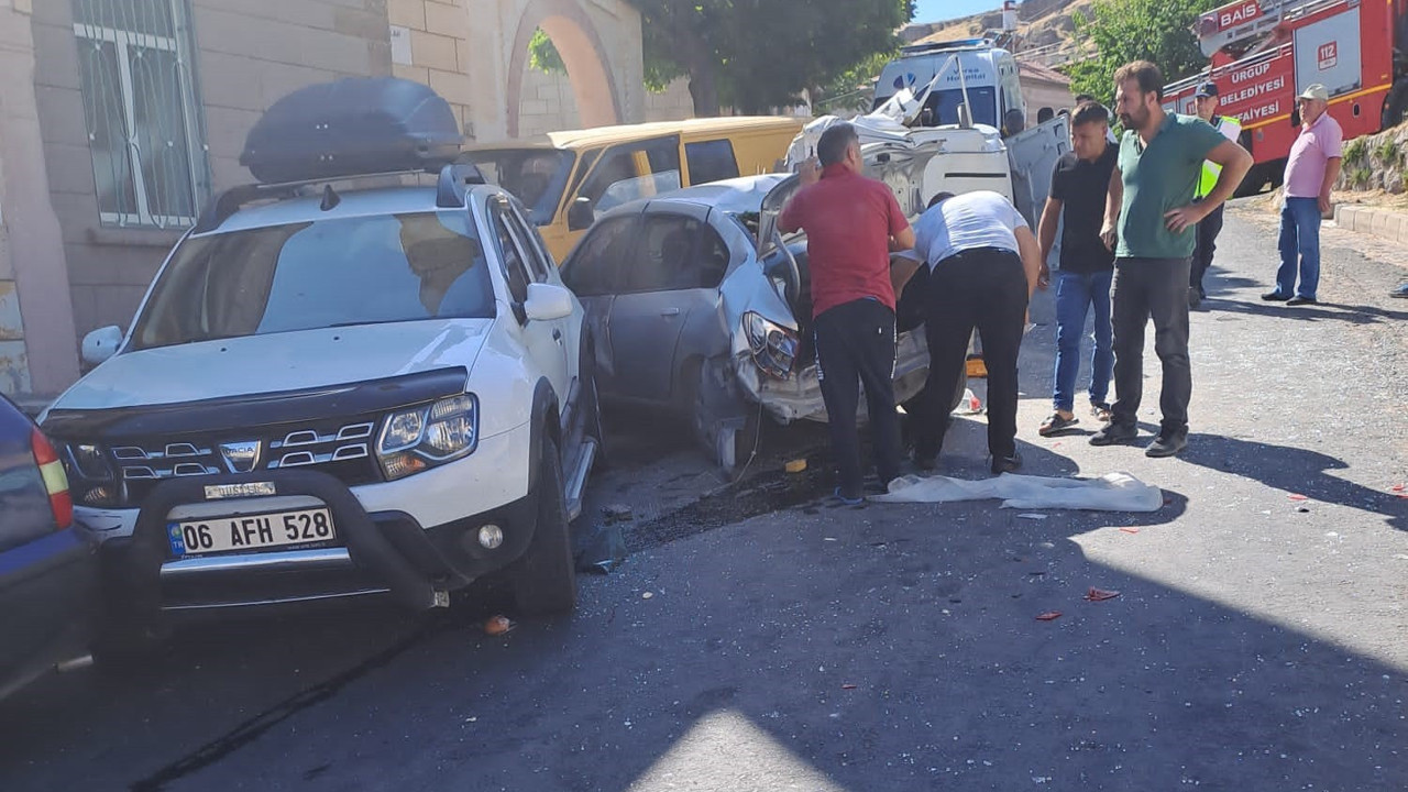 Minibüs önce 6 araca sonra yayalara çarptı: 1 ölü, 2 yaralı