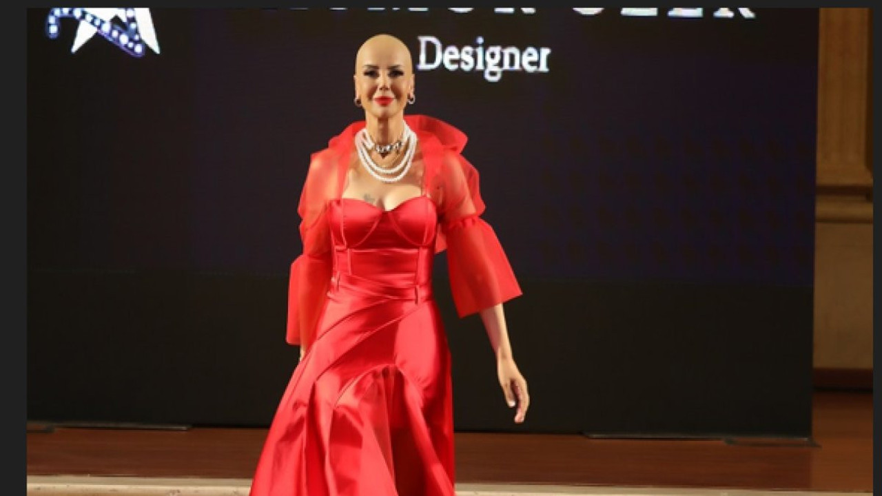 Tanyeli sıfıra vurdurduğu saçlarıyla İtalya'da podyuma çıktı. Kanser tedavisi görüyordu