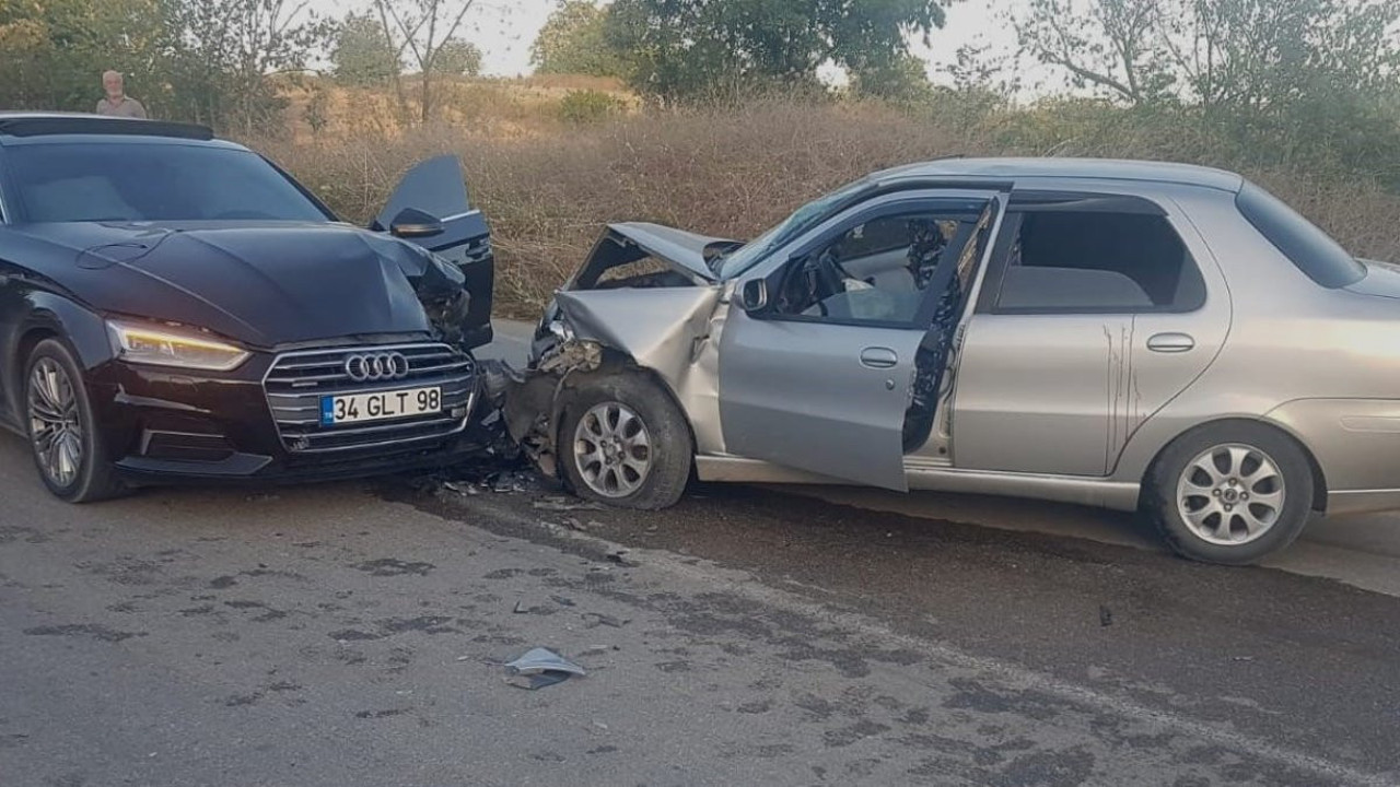 Bursa'da 2 otomobil kafa kafaya çarpıştı: 1'i bebek 6 kişi yaralandı