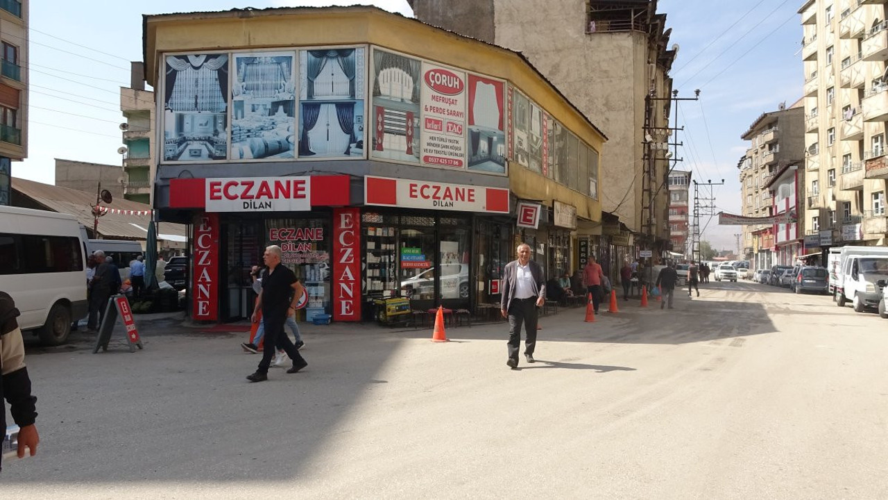 Hastaneden çıktı eczane kapısında öldü. Öğretmenin ilacı içmeye fırsatı olmadı