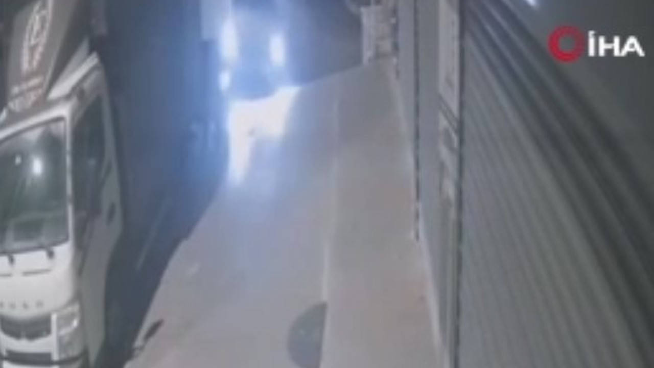 Aşırı hız yapan araç dükkana daldı