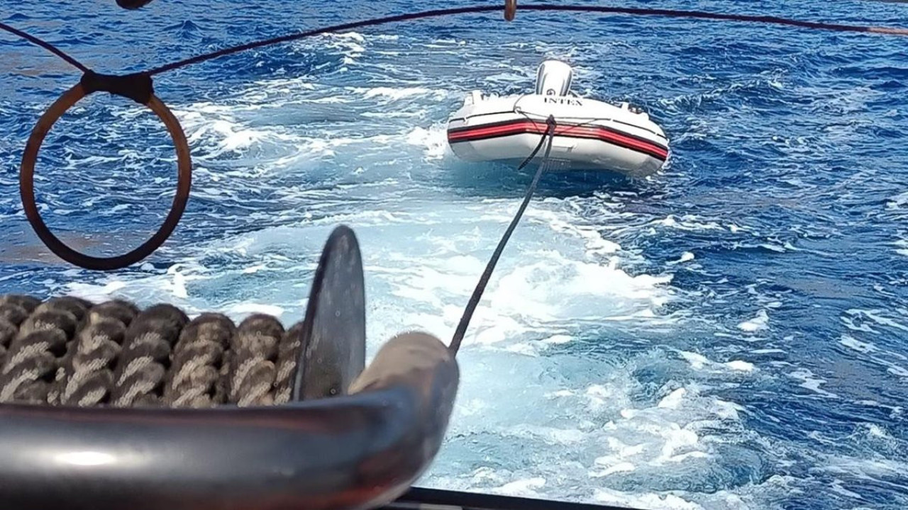 Bodrum açıklarında sürüklenen bot kurtarıldı