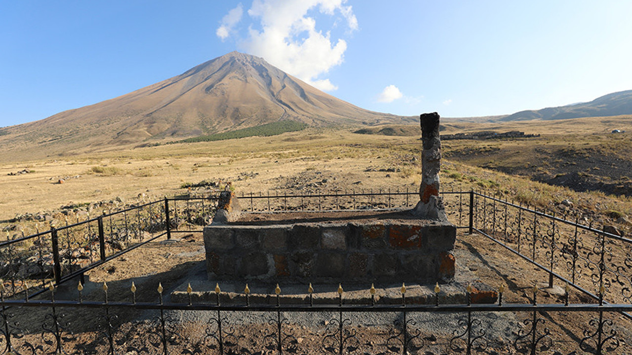 Ağrı Dağı'nda şehit düşen Mehmetçiğin ölüm nedeni baş taşında yazıyor