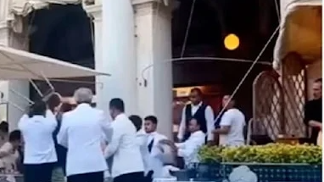 Lüks restoranda garsonlar müşterileri dövdü