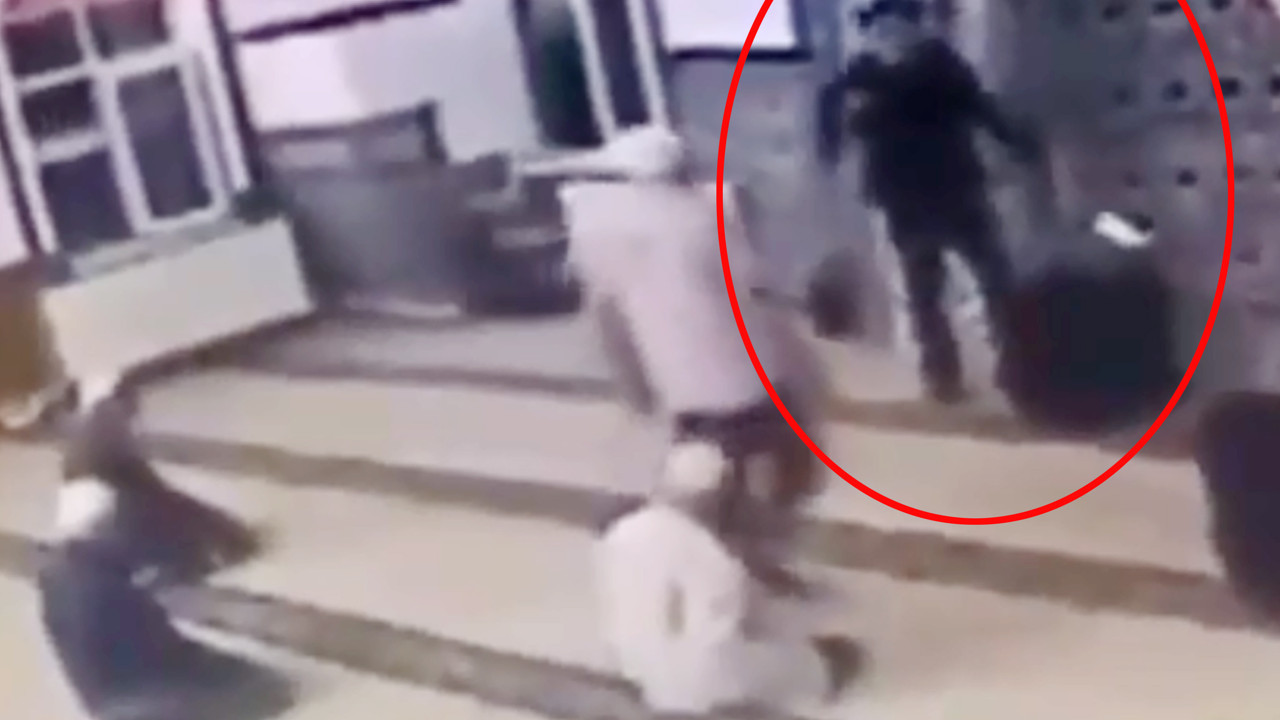 Ayakkabıyla camiye girdi imama bağırdı. Namaz kılan cemaat şok oldu