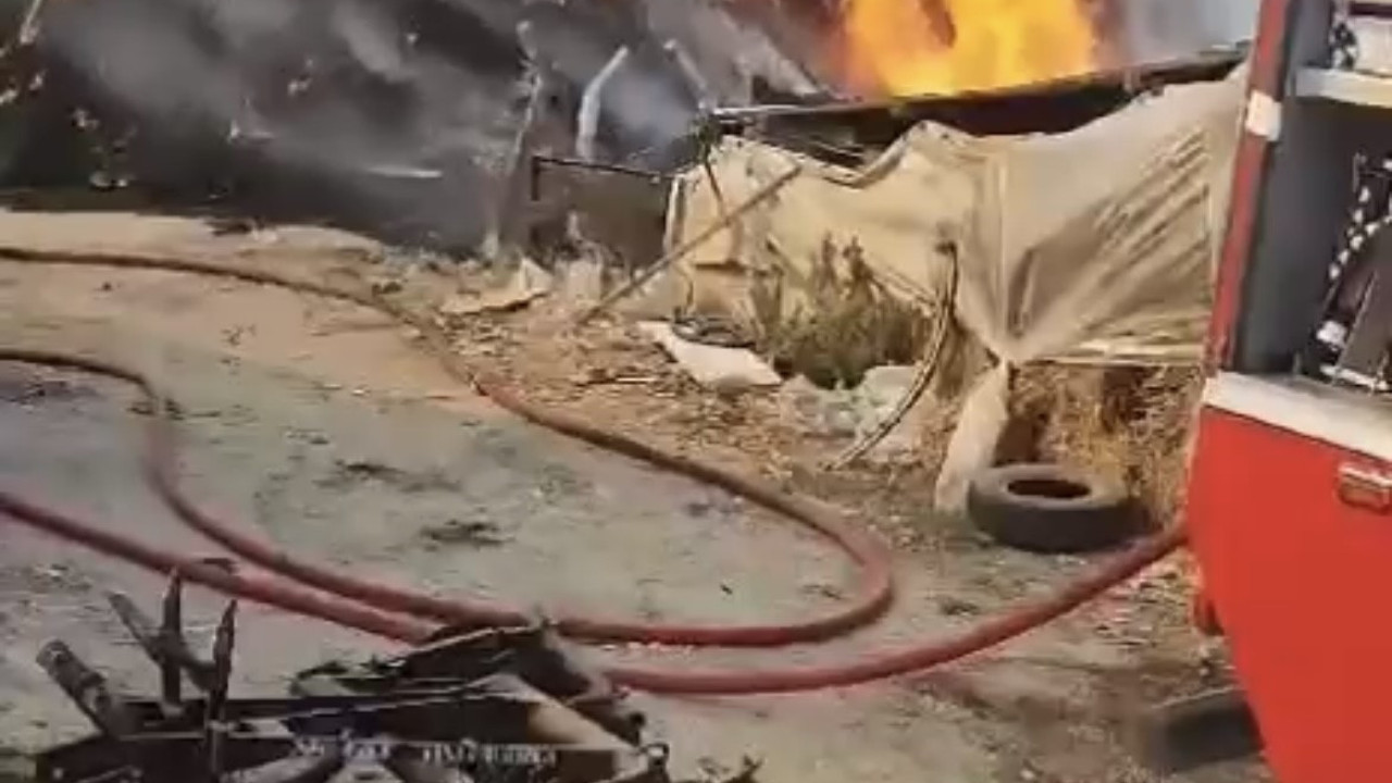 Çiftlikte bulunan yem dolu depo alev alev yandı