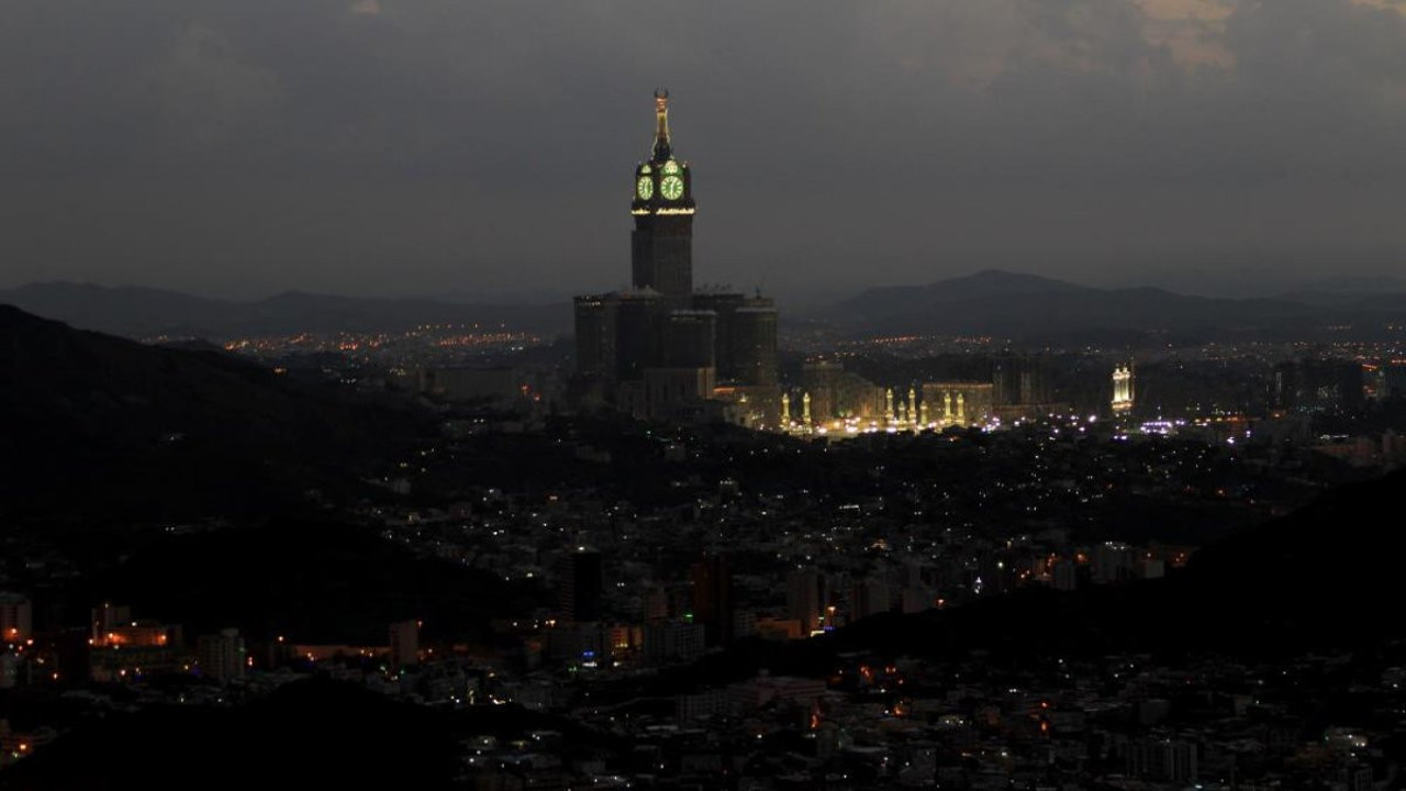 Mekke’deki Kraliyet Saat Kulesi'ne yıldırım düştü
