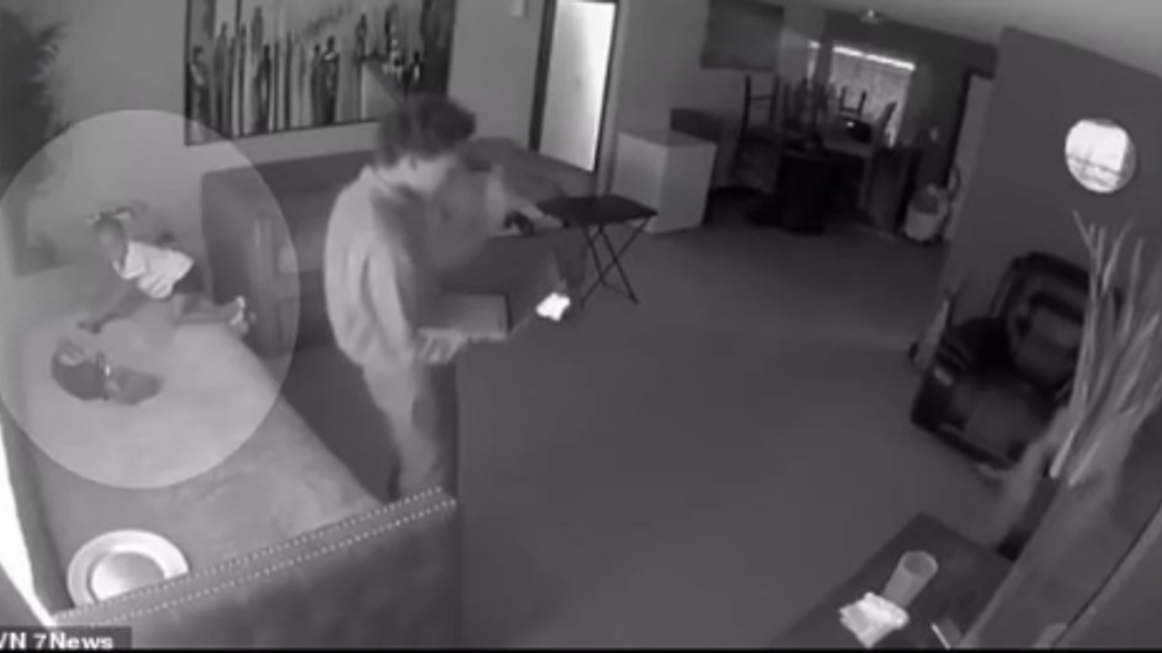 3 yaşındaki kız çocuğu yanlışlıkla kendini vurdu. Aile şok geçirdi