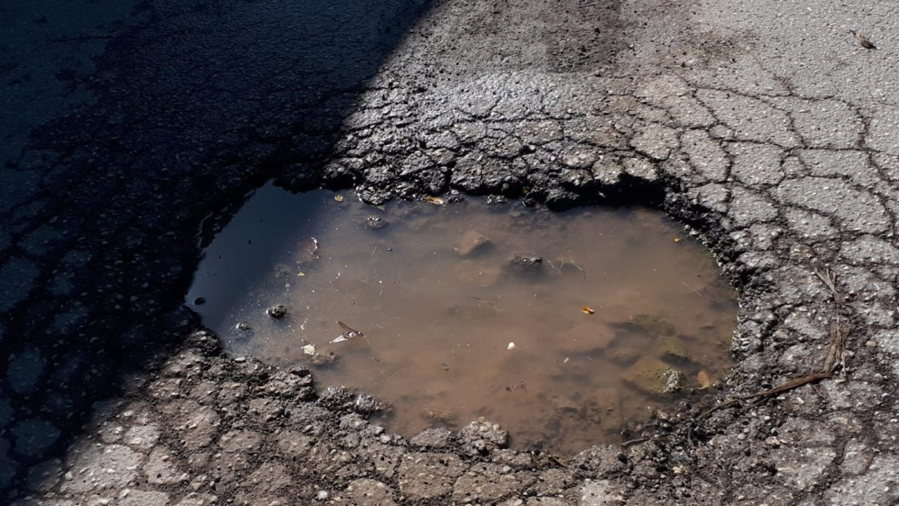 Gölköy'de yoldaki çukur sürücüleri tedirgin ediyor