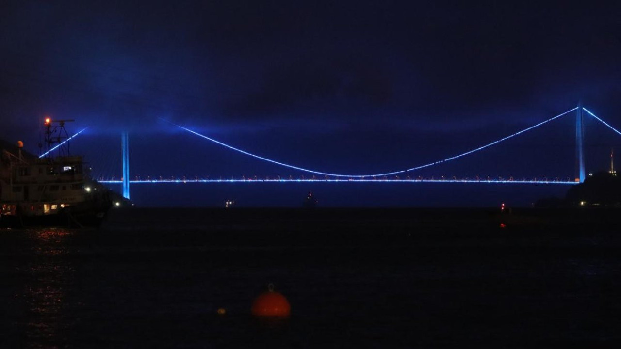 İstanbul'daki köprüler mavi renkle ışıklandırıldı