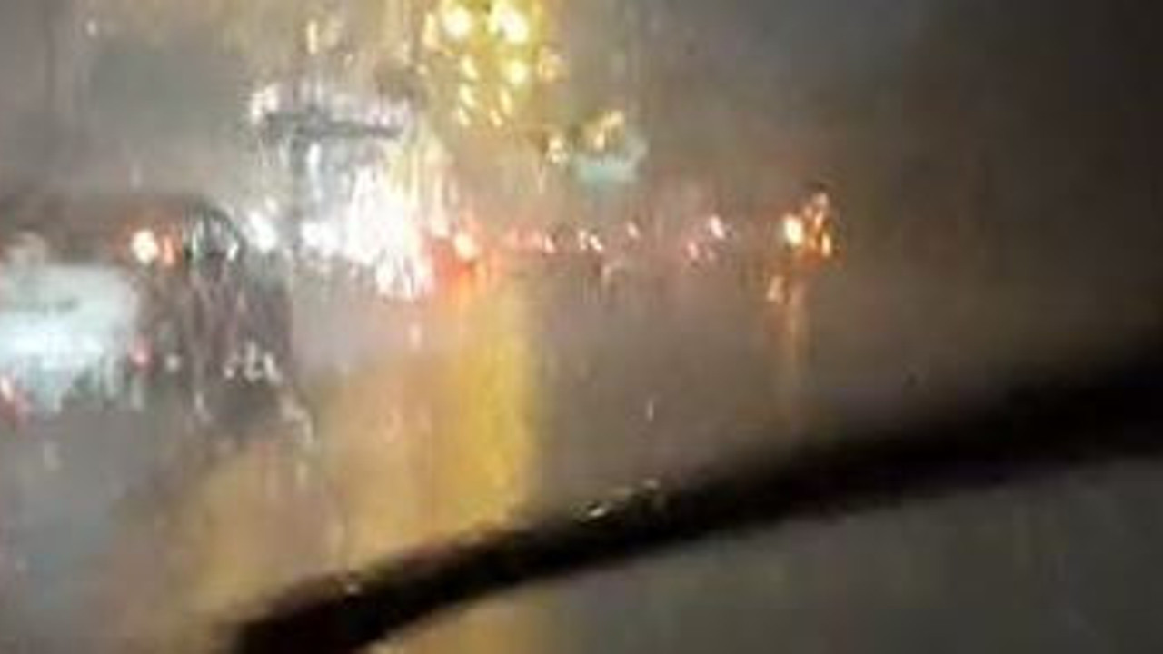 İri iri yağıyor silecekler yetiştiremiyor. İstanbul'da yağmur hızını artırdı