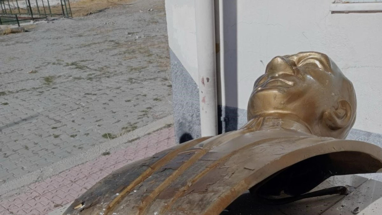 Atatürk büstüne alçak saldırı. İki kişi gözaltında