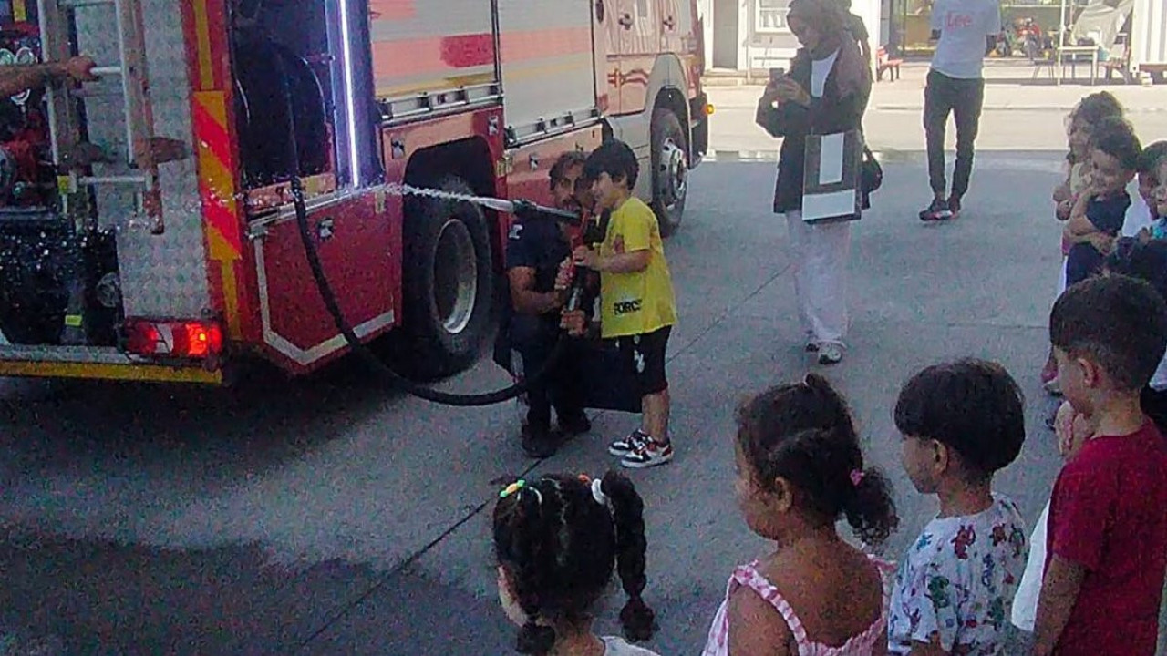 Deprem bölgesindeki anaokulu öğrencilerine itfaiye eğitimi verildi