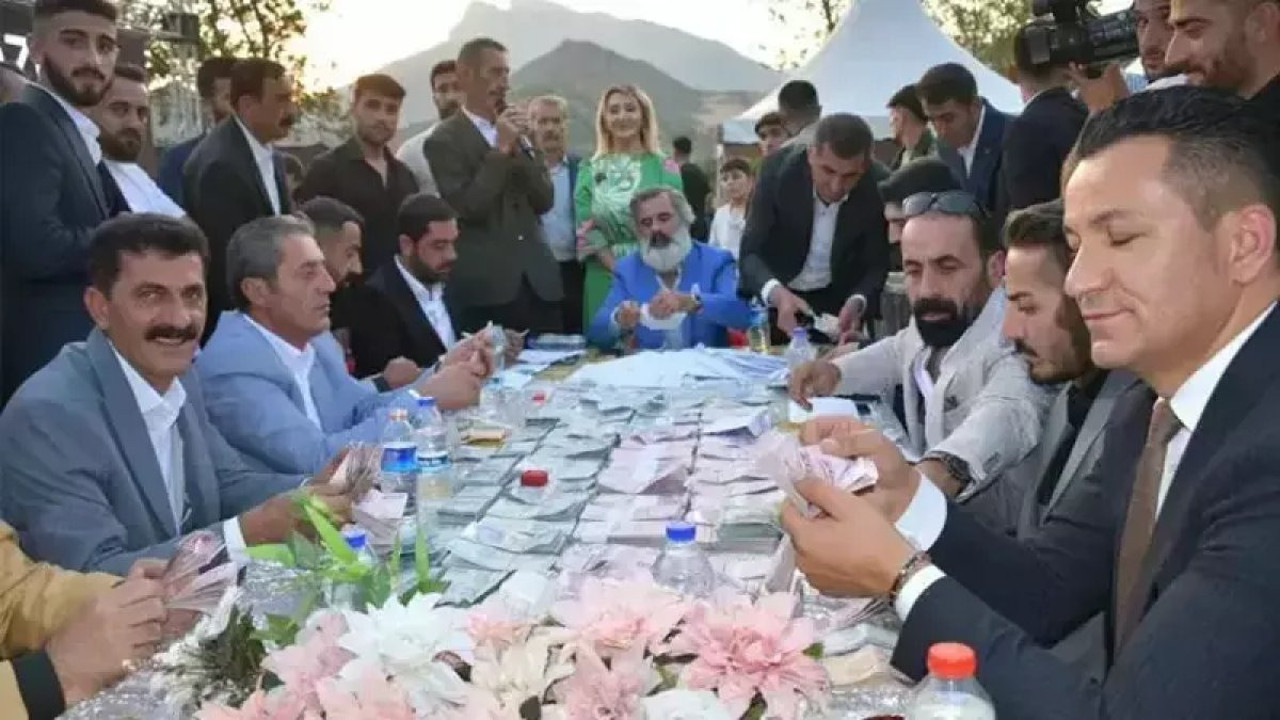 Say say bitiremediler. Tıvorlu İsmail’in oğlunun düğününe takılan para dudak uçuklattı