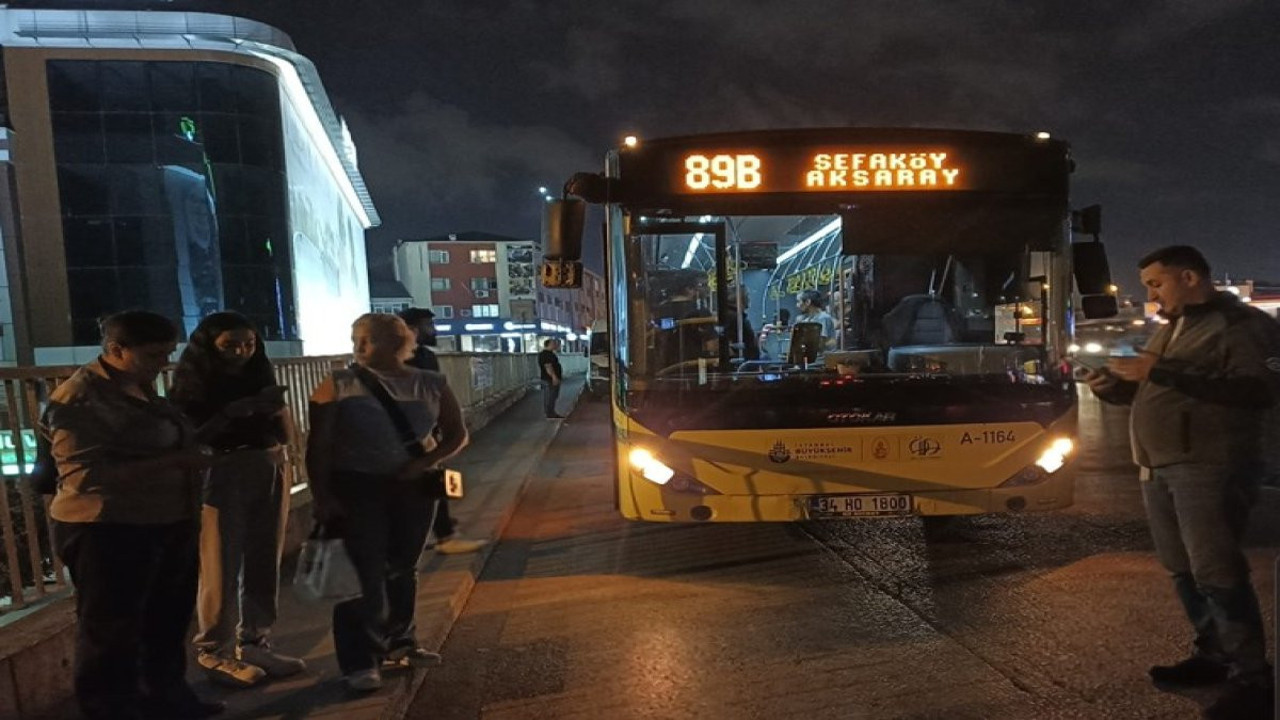 Günün son seferine çıkan İETT otobüsü hararet yapınca yolda kaldı. Yolcular mağdur oldu