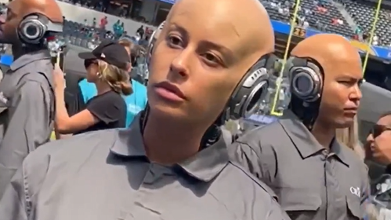 Robotları görenler korkudan stadyumu terk etti. Robotlar maç izlemeye geldi