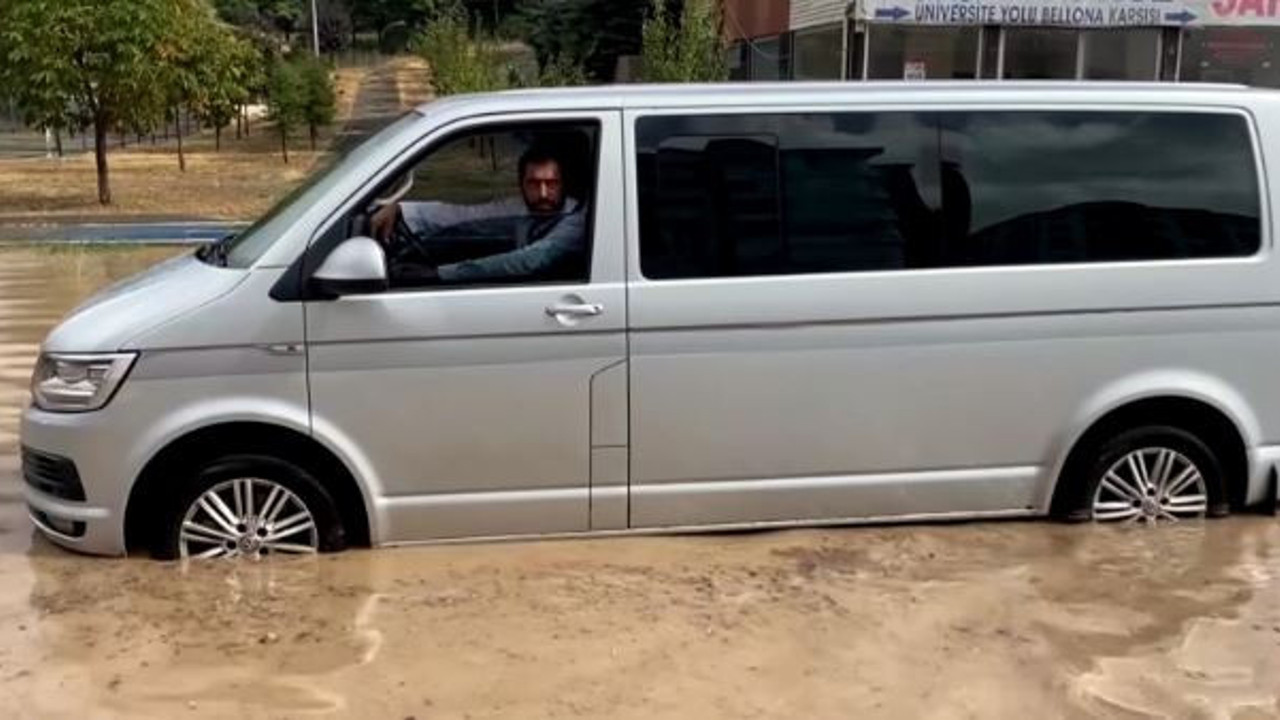 Yozgat’ta yollar göle döndü ev ve iş yerlerini su bastı