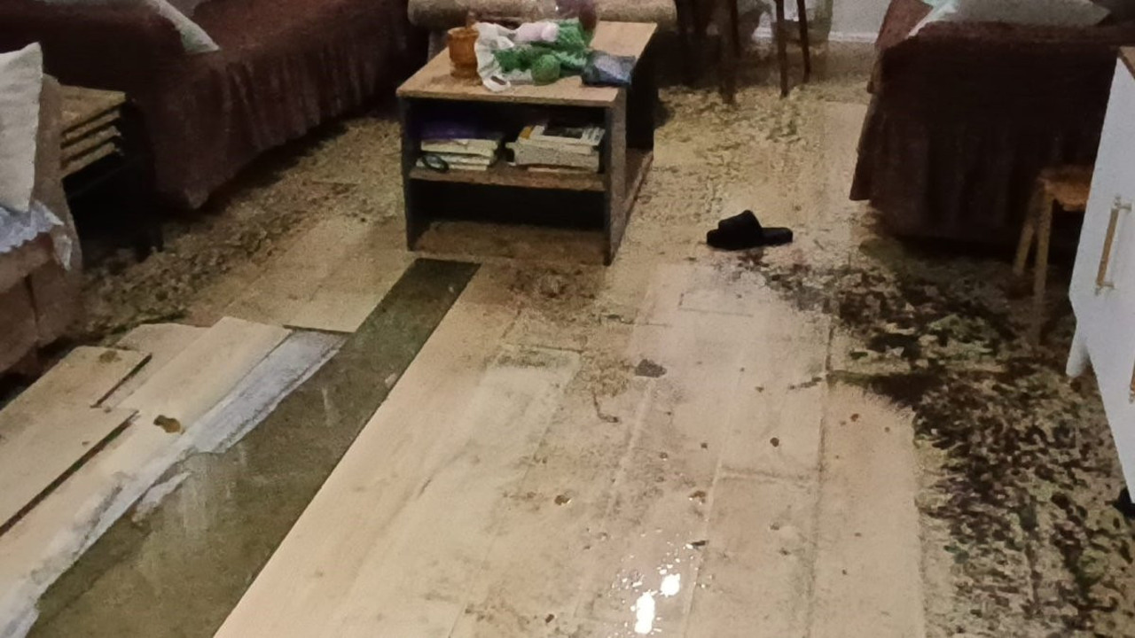 Aşırı yağış rögarı taşırdı: 4 daire sular altında kaldı