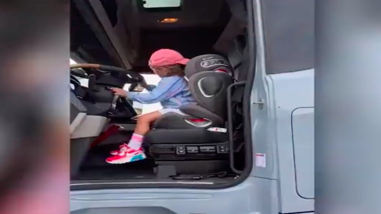 4 yaşındaki küçük çocuğuna tır kullandırdı...