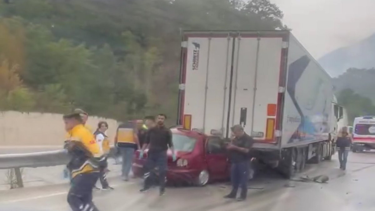 Tokat'ta D-100 karayolunda otomobil tıra arkadan çarptı: 3 ölü