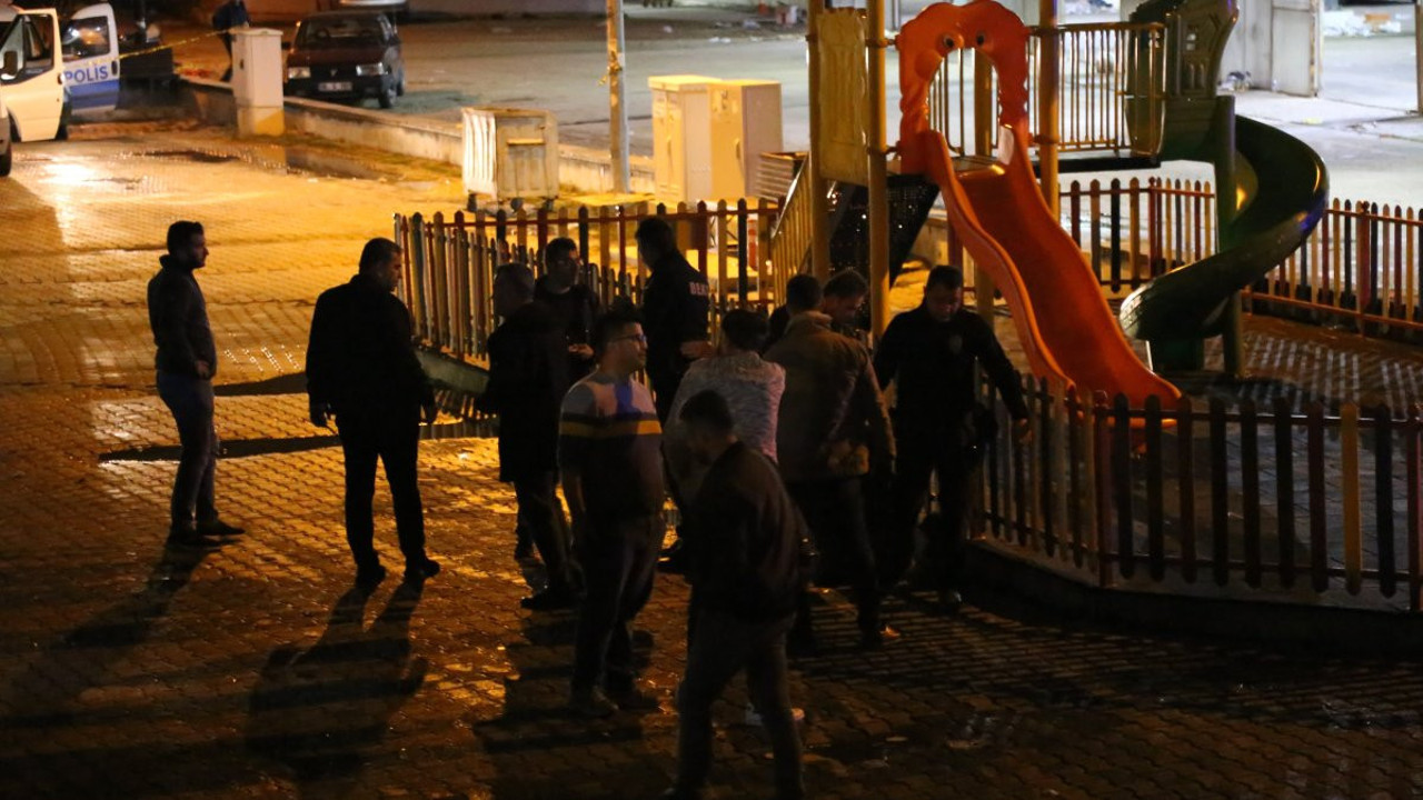 Yol kenarındaki şüpheli valiz fünyeyle patlatıldı