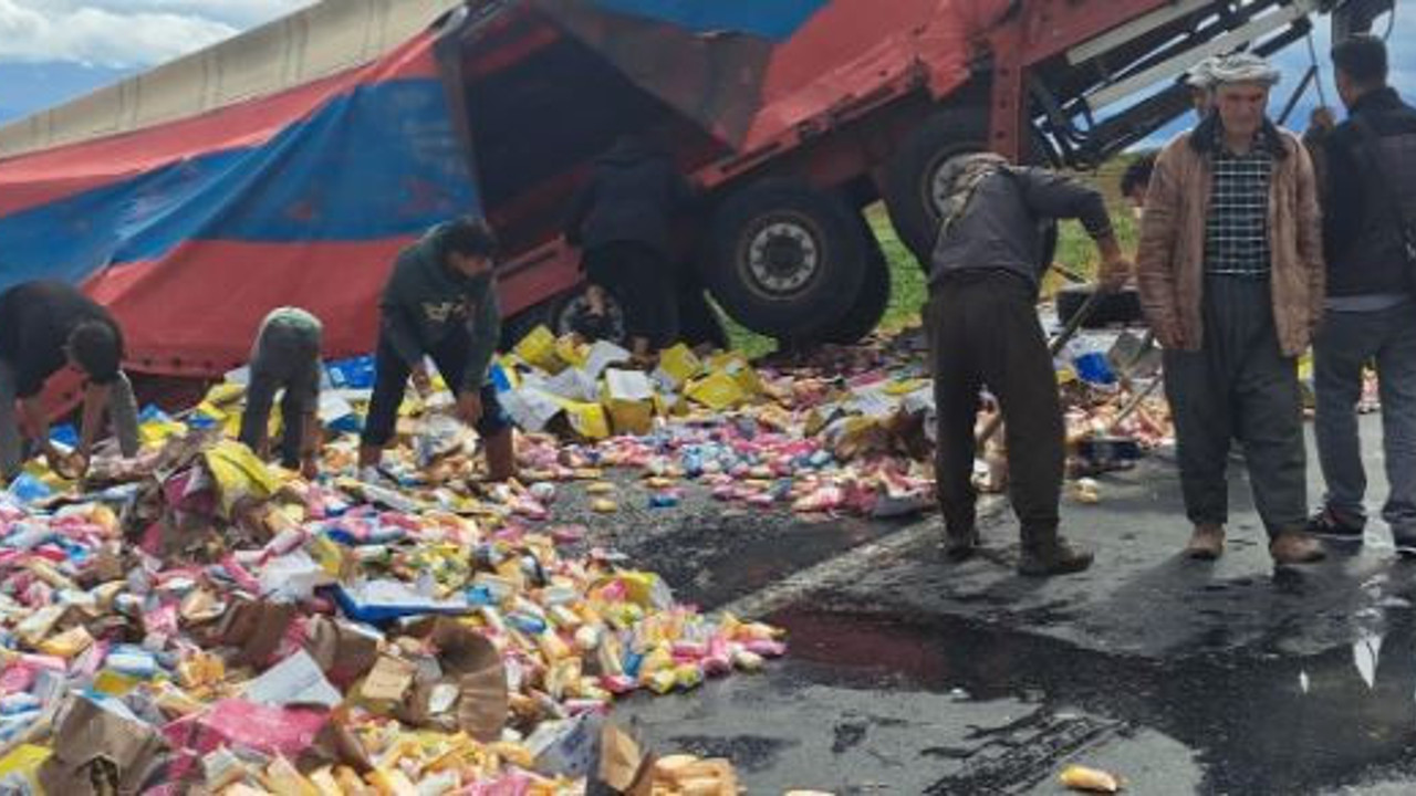 TIR'daki sabunlar ıslık yola saçıldı