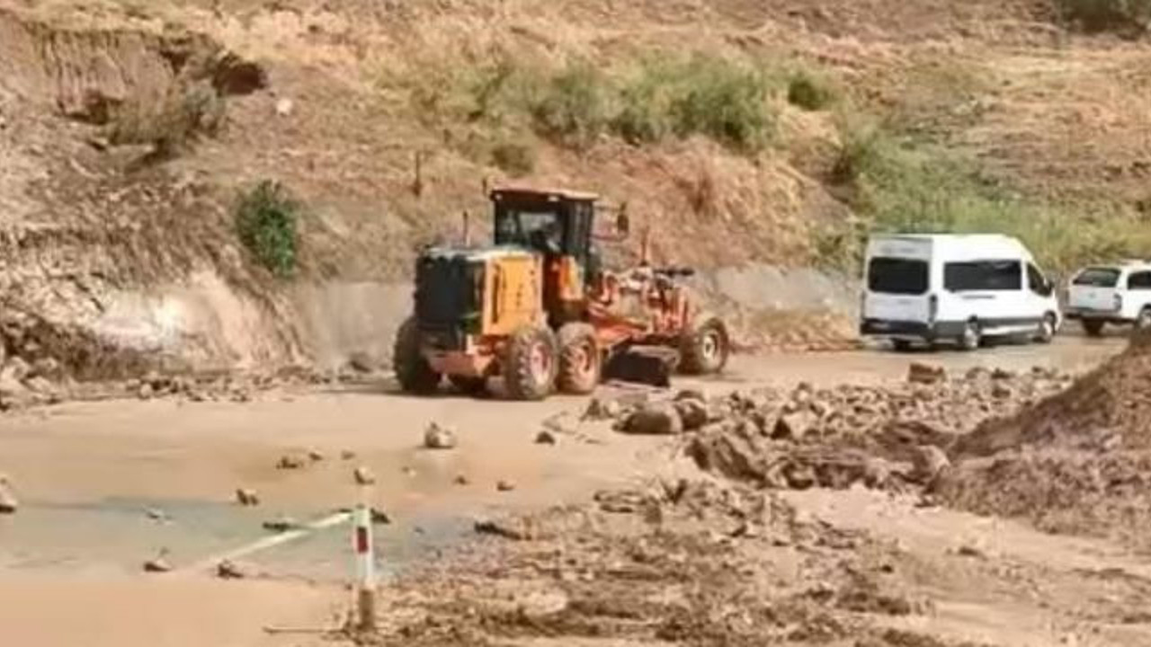 Sel kayaları yola yığdı