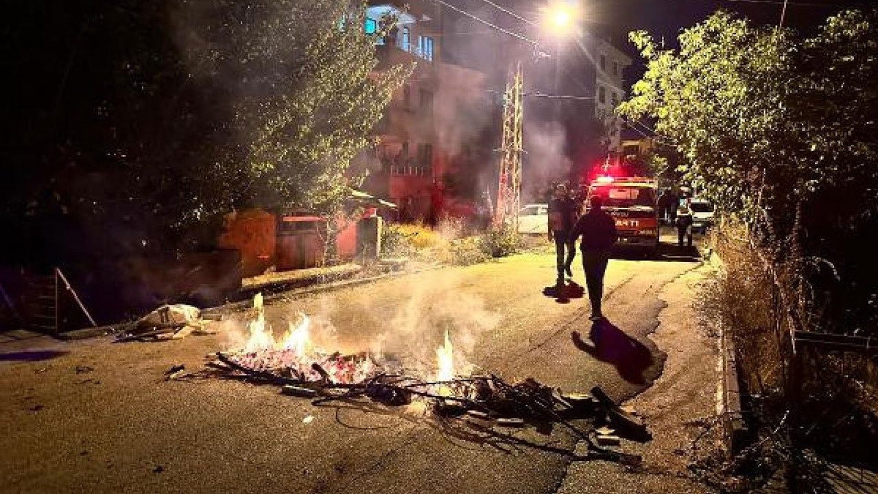 Elektrik kesintisine sinirlenip yolu kapattı