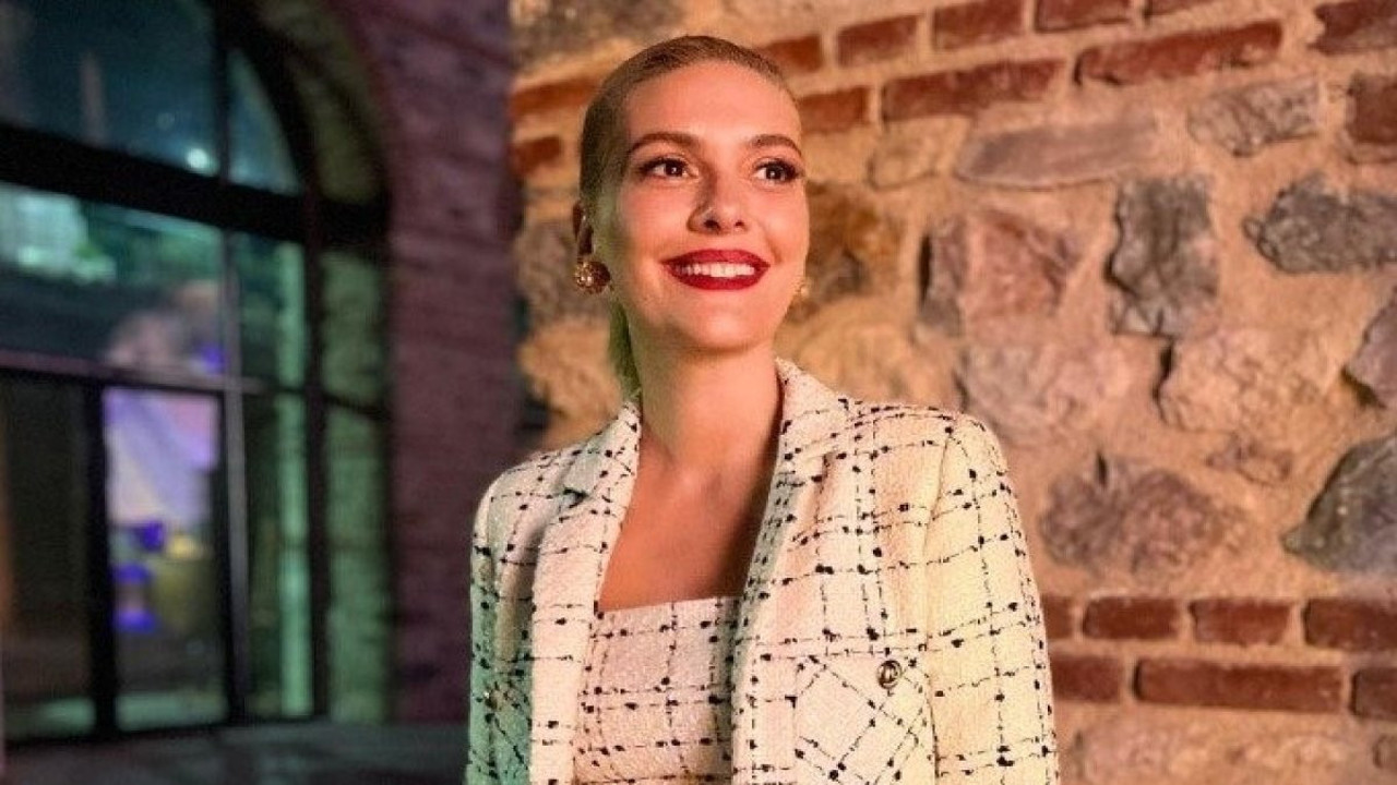 Bergüzar Korel makyajsız halini paylaştı. Yeni imajı çok beğenilmişti