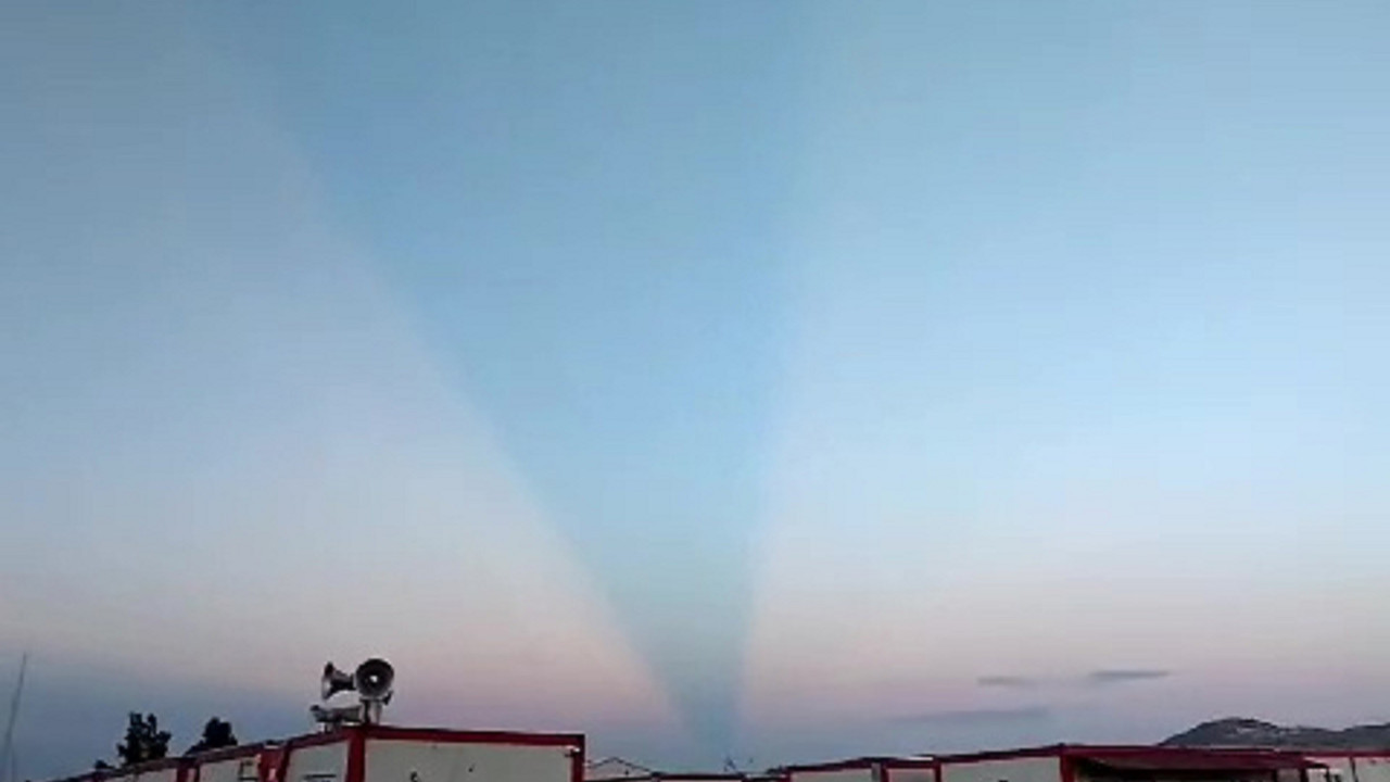 Aniden ortaya çıkan esrarengiz ışık ağızları açık bıraktı. Görenler telefonlarına sarıldı